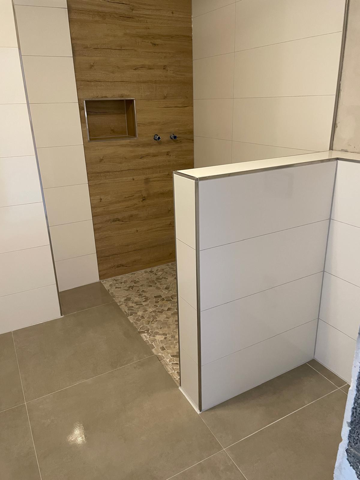 Abdichtungs- und Fliesenarbeiten im Badezimmer