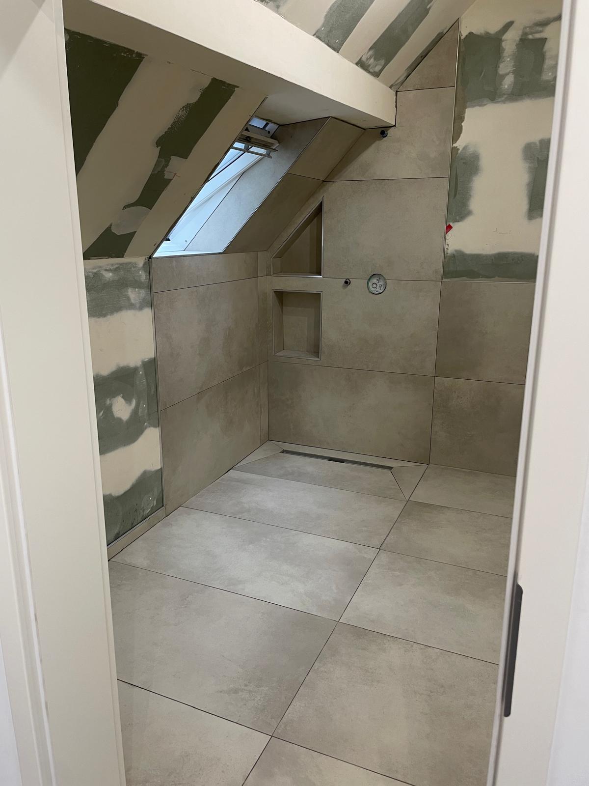 Professionelle Abdichtung, Entkopplung und Verlegung großformatiger Fliesen im Badezimmer