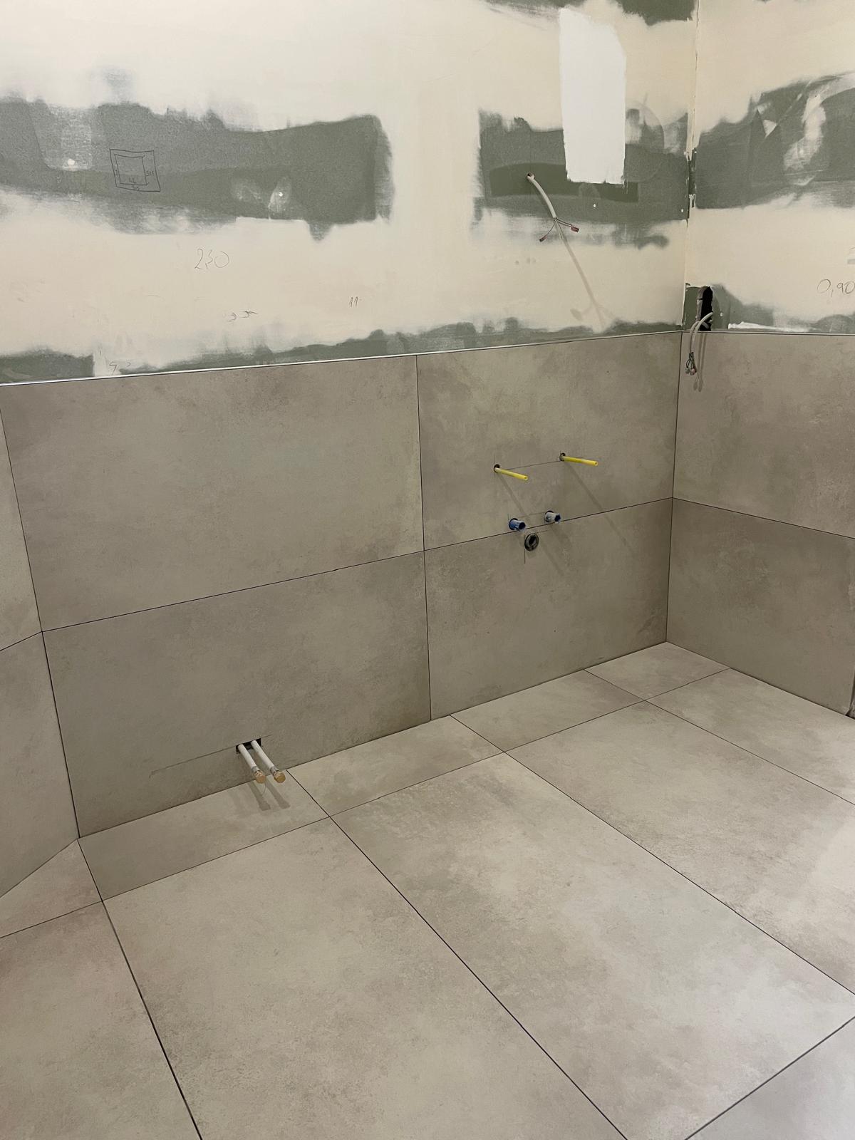 Professionelle Abdichtung, Entkopplung und Verlegung großformatiger Fliesen im Badezimmer