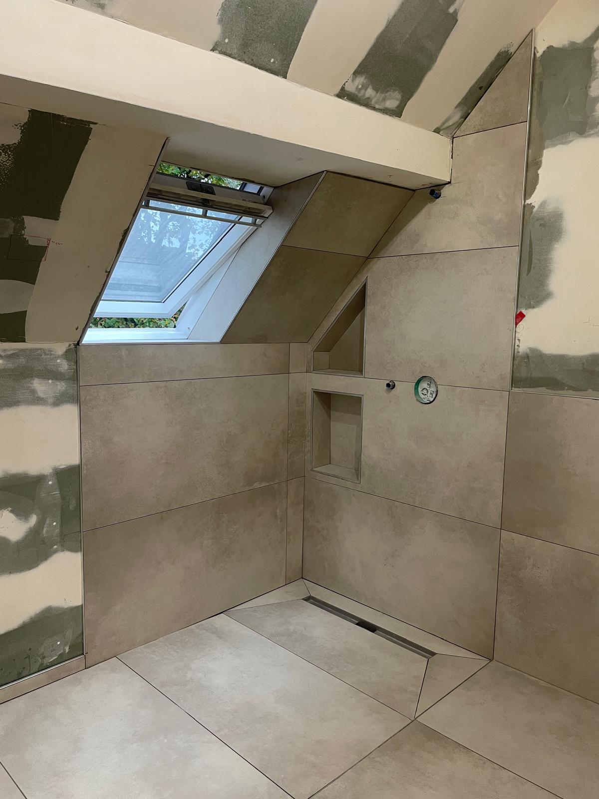 Professionelle Abdichtung, Entkopplung und Verlegung großformatiger Fliesen im Badezimmer