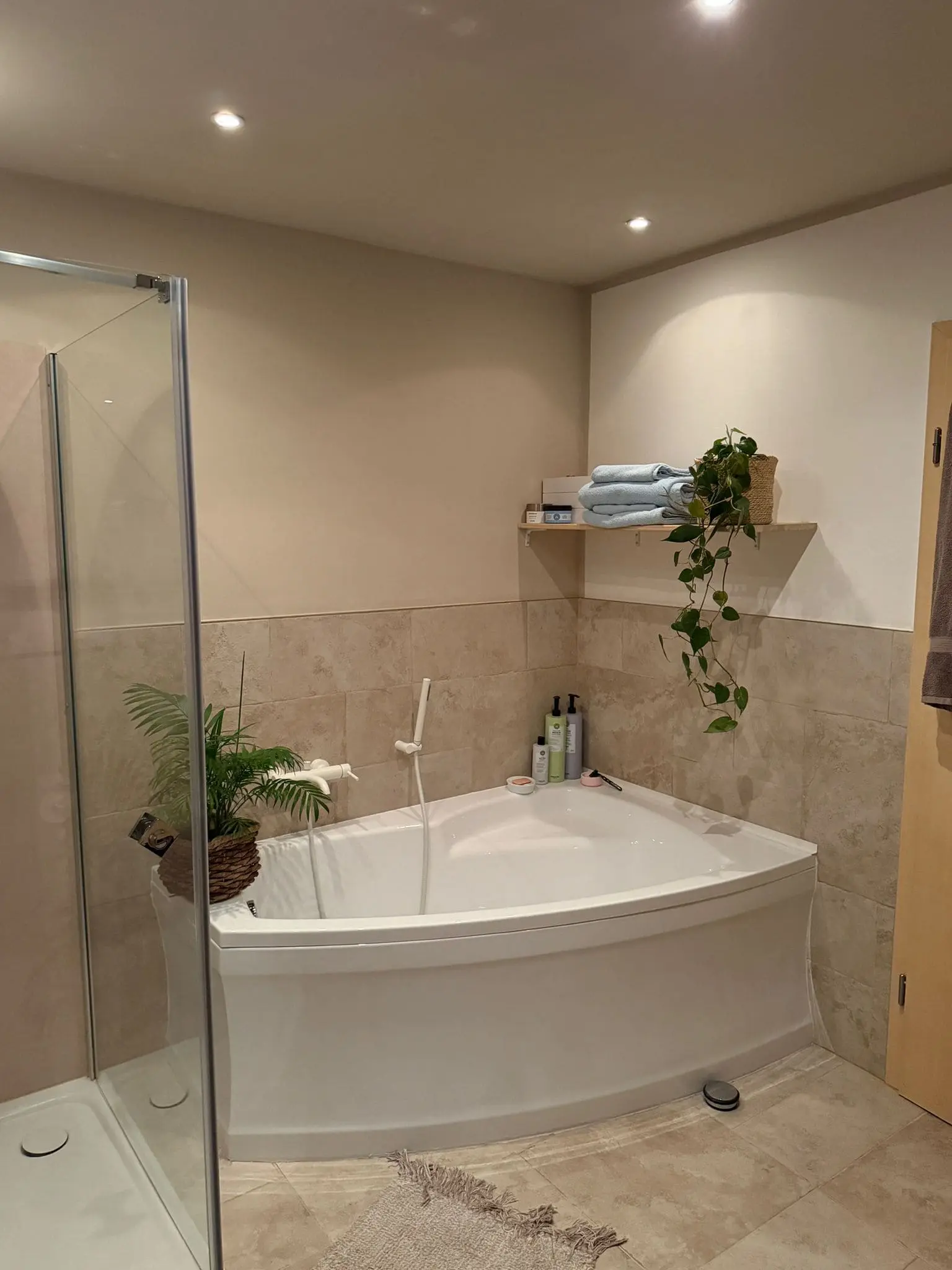 Modernisierung Bad: Exklusive Fliesenverlegung im Römerverband & präzise Oberflächenbearbeitung