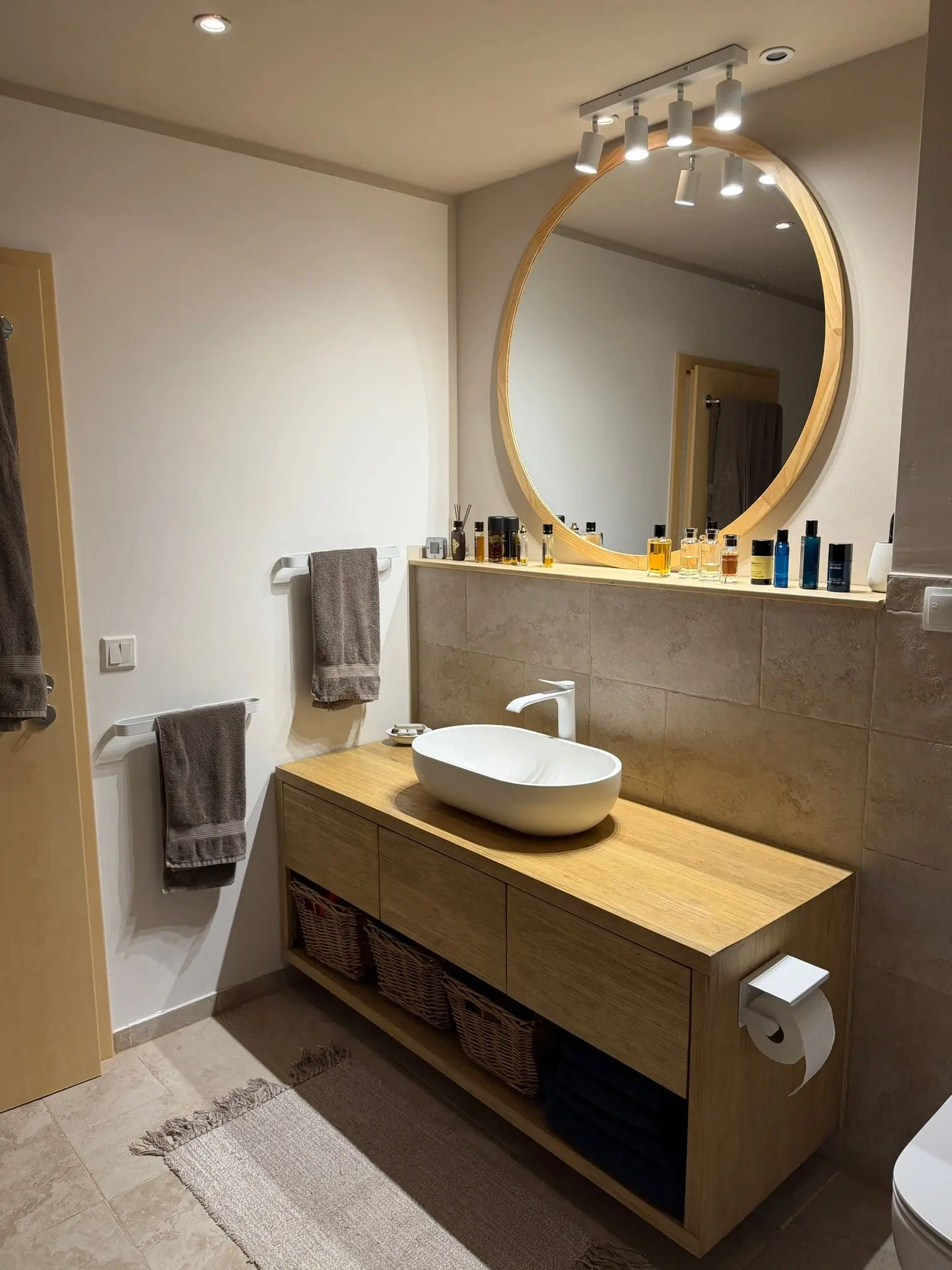 Modernisierung Bad: Exklusive Fliesenverlegung im Römerverband & präzise Oberflächenbearbeitung