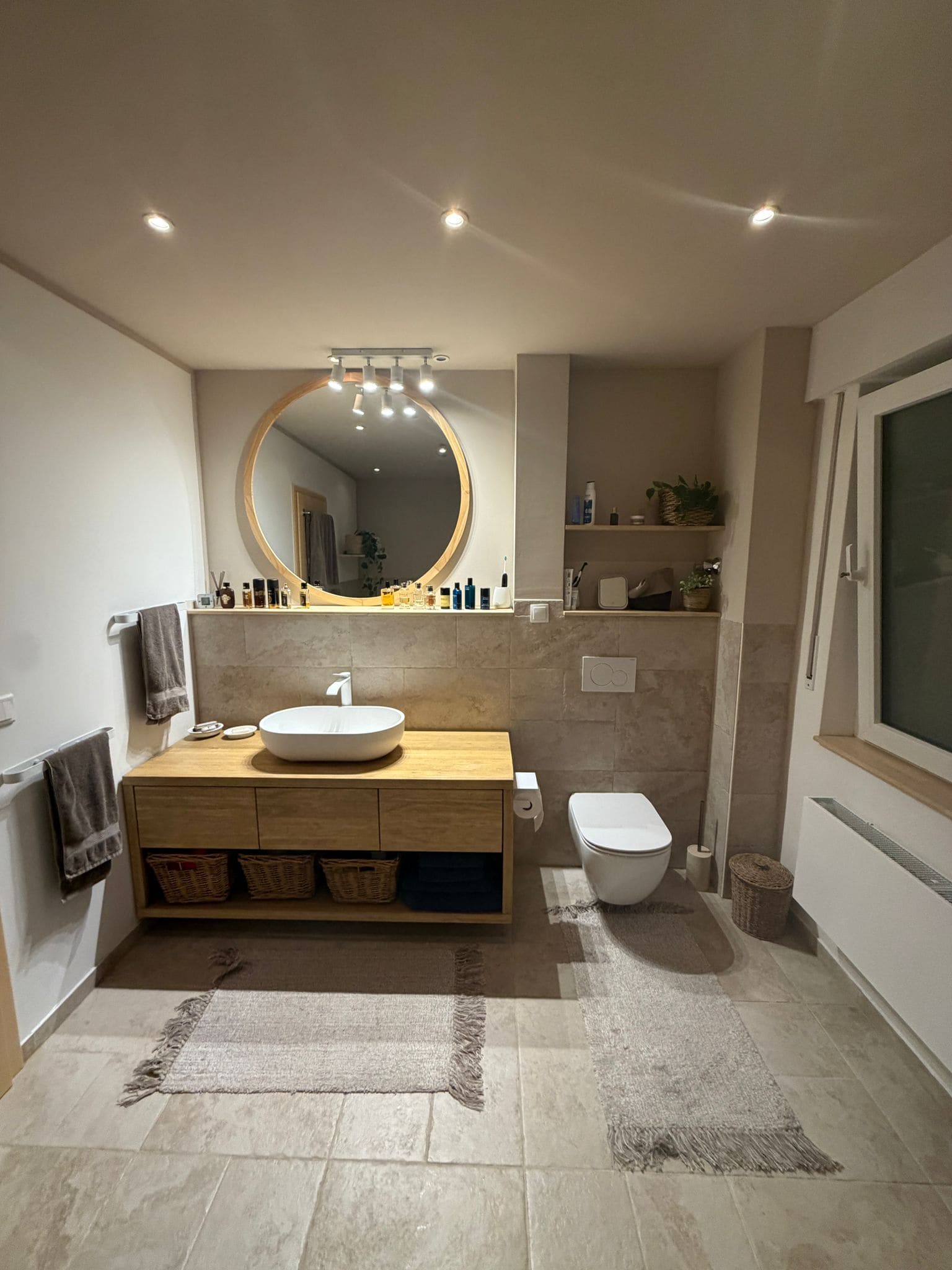 Modernisierung Bad: Exklusive Fliesenverlegung im Römerverband & präzise Oberflächenbearbeitung