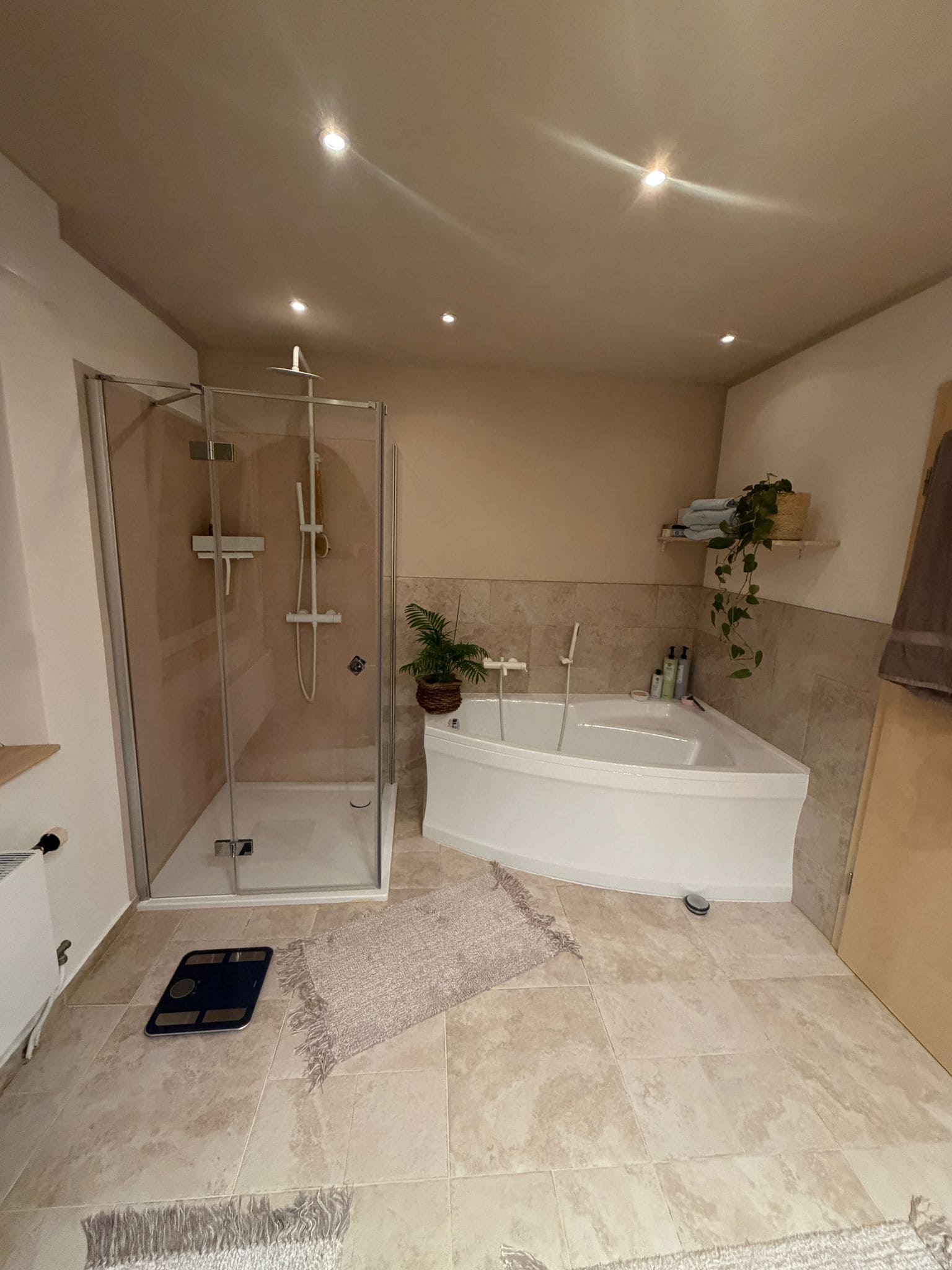 Modernisierung Bad: Exklusive Fliesenverlegung im Römerverband & präzise Oberflächenbearbeitung