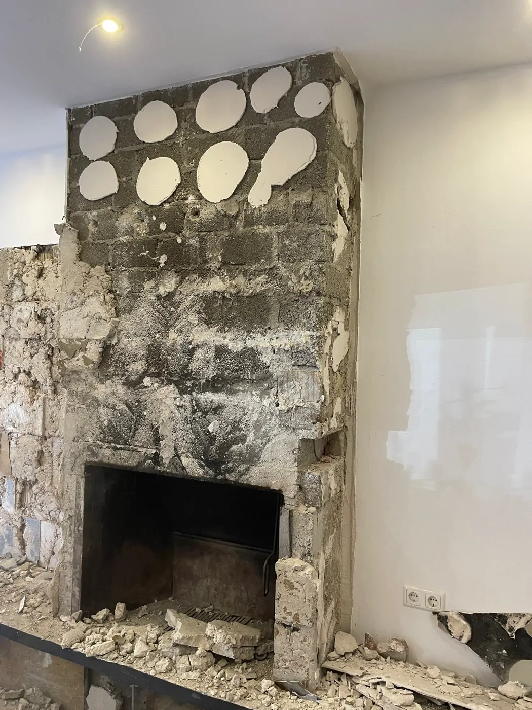 Kaminrückbau und fachgerechter Abbruch – inklusive vollständiger Wand- und Bodeninstandsetzung