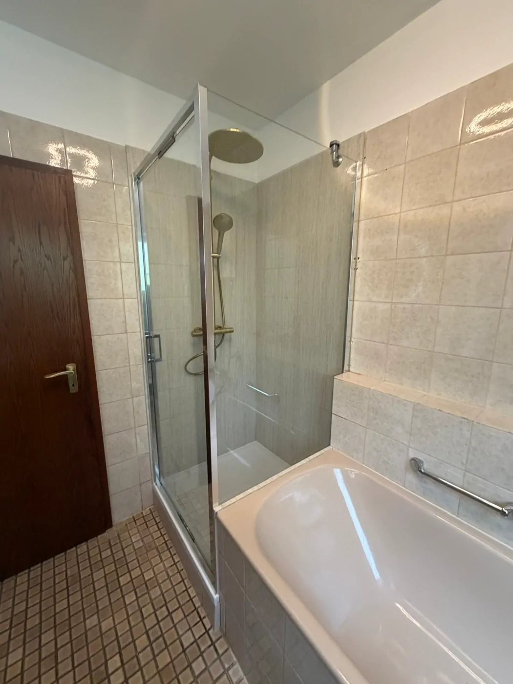 Duschbereich erneuert: Wanne raus, Dusche mit Glasabtrennung rein