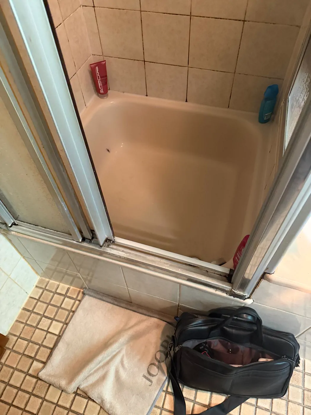 Duschbereich erneuert: Wanne raus, Dusche mit Glasabtrennung rein